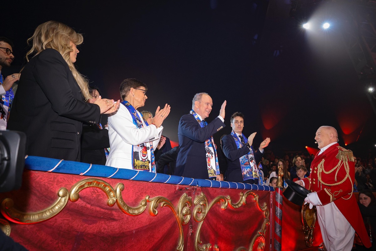 Fyrstefamilien applauderer
