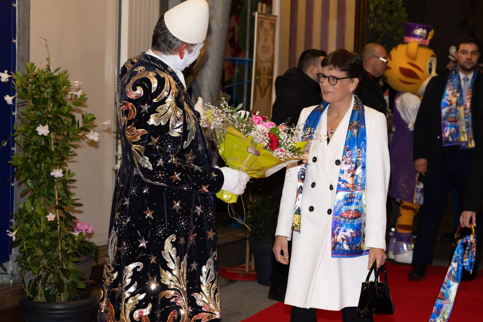 Prinsesse Stéphanie mottar blomster