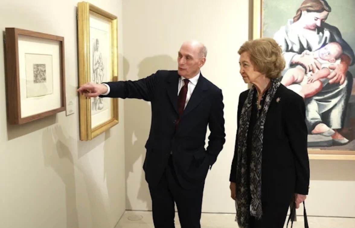 Dronning Sofía ser på Picassos verk