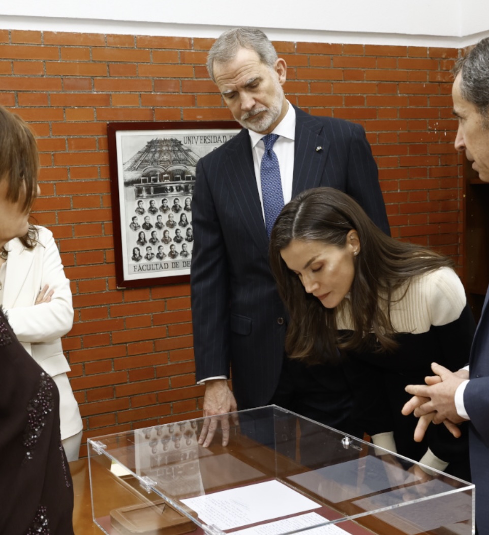 Kong Felipe og dronning Letizia ser på utstillingen