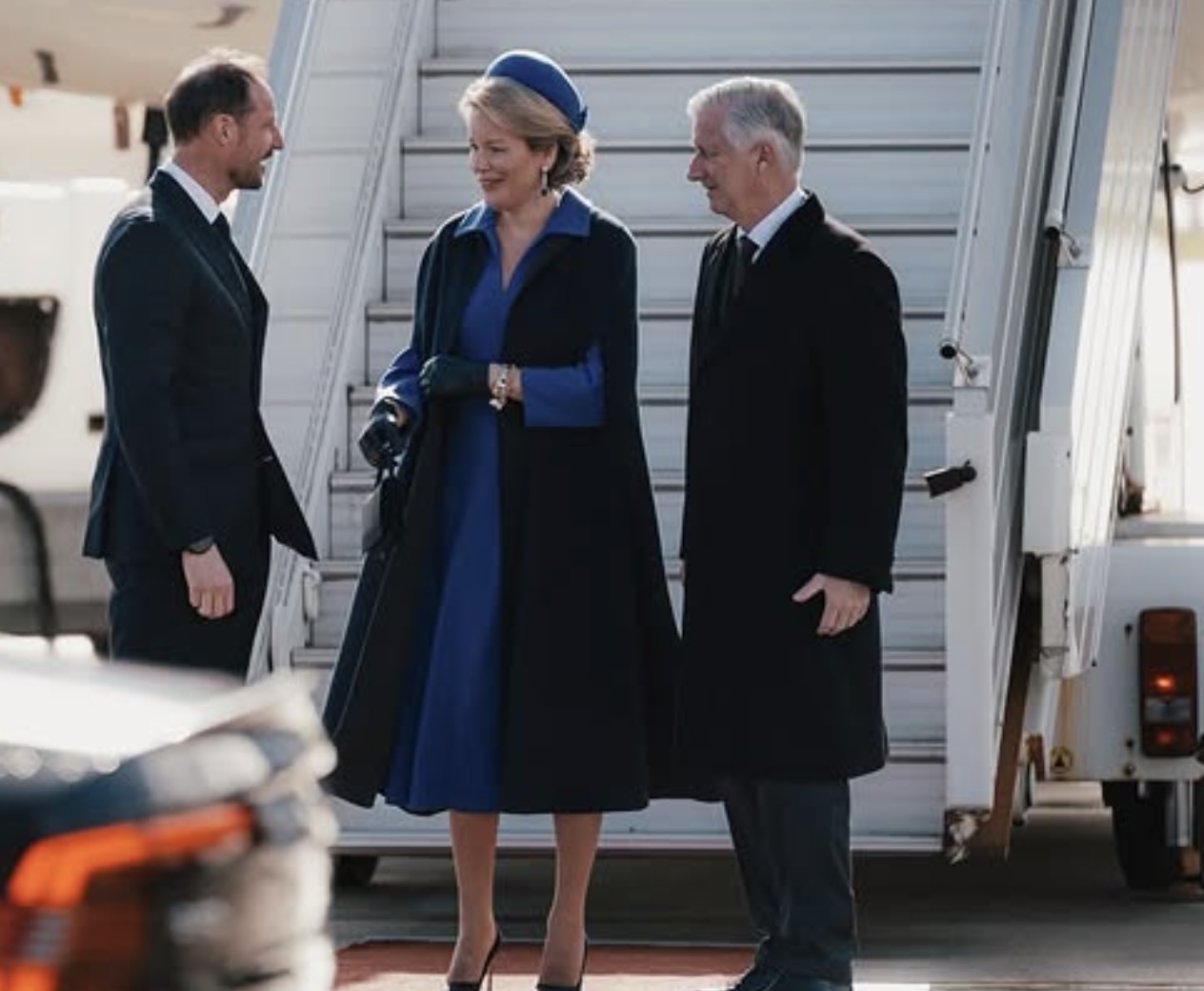 Kronprins Haakon, dronning Mathilde og kong Philippe på Sola flyplass