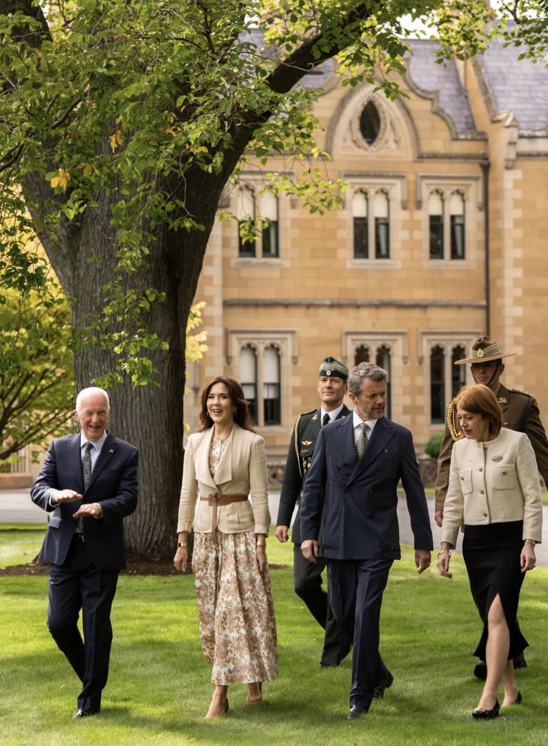 Kongeparet ankommer Government House