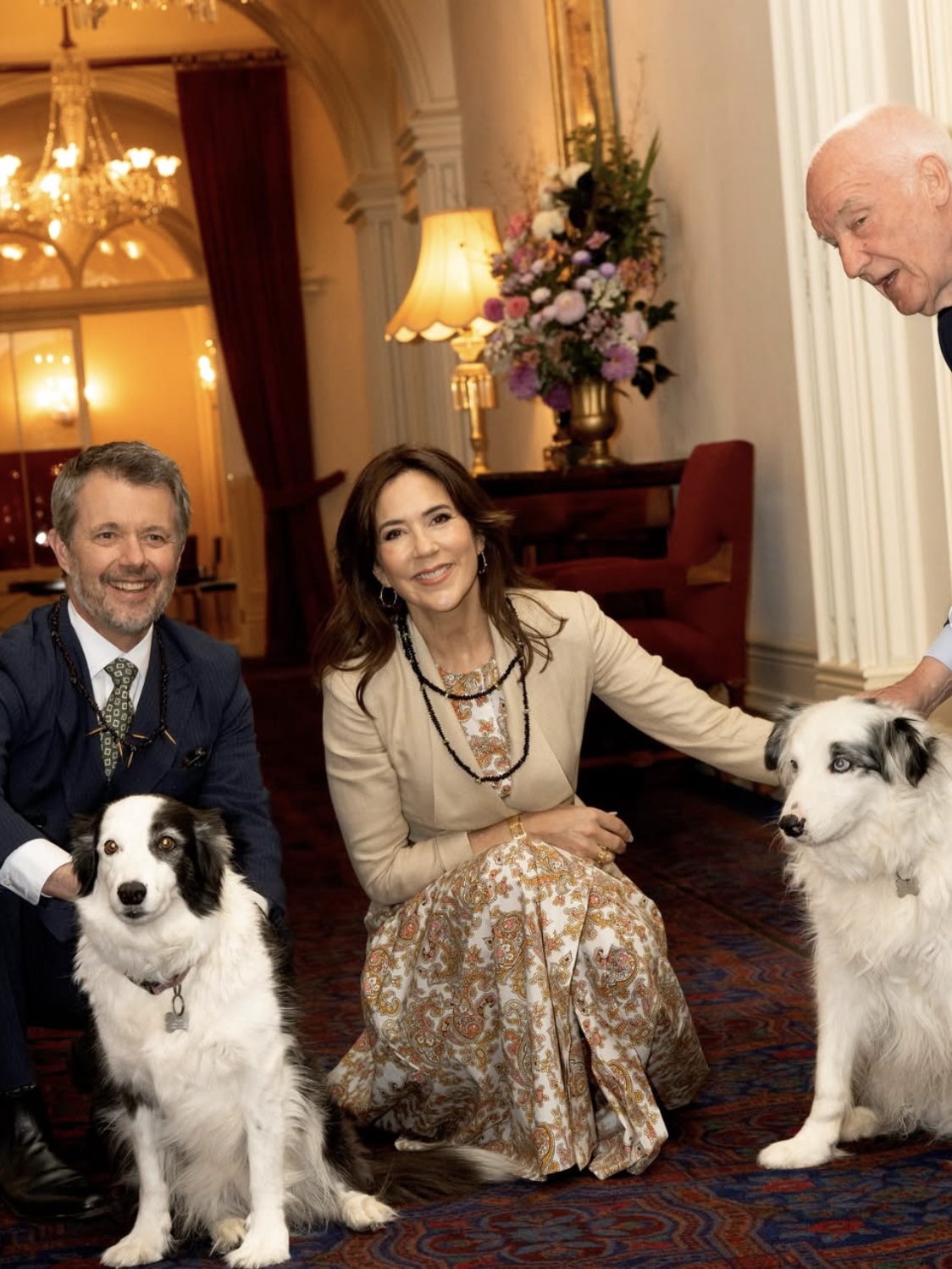 Kongeparet i Government House med hunder