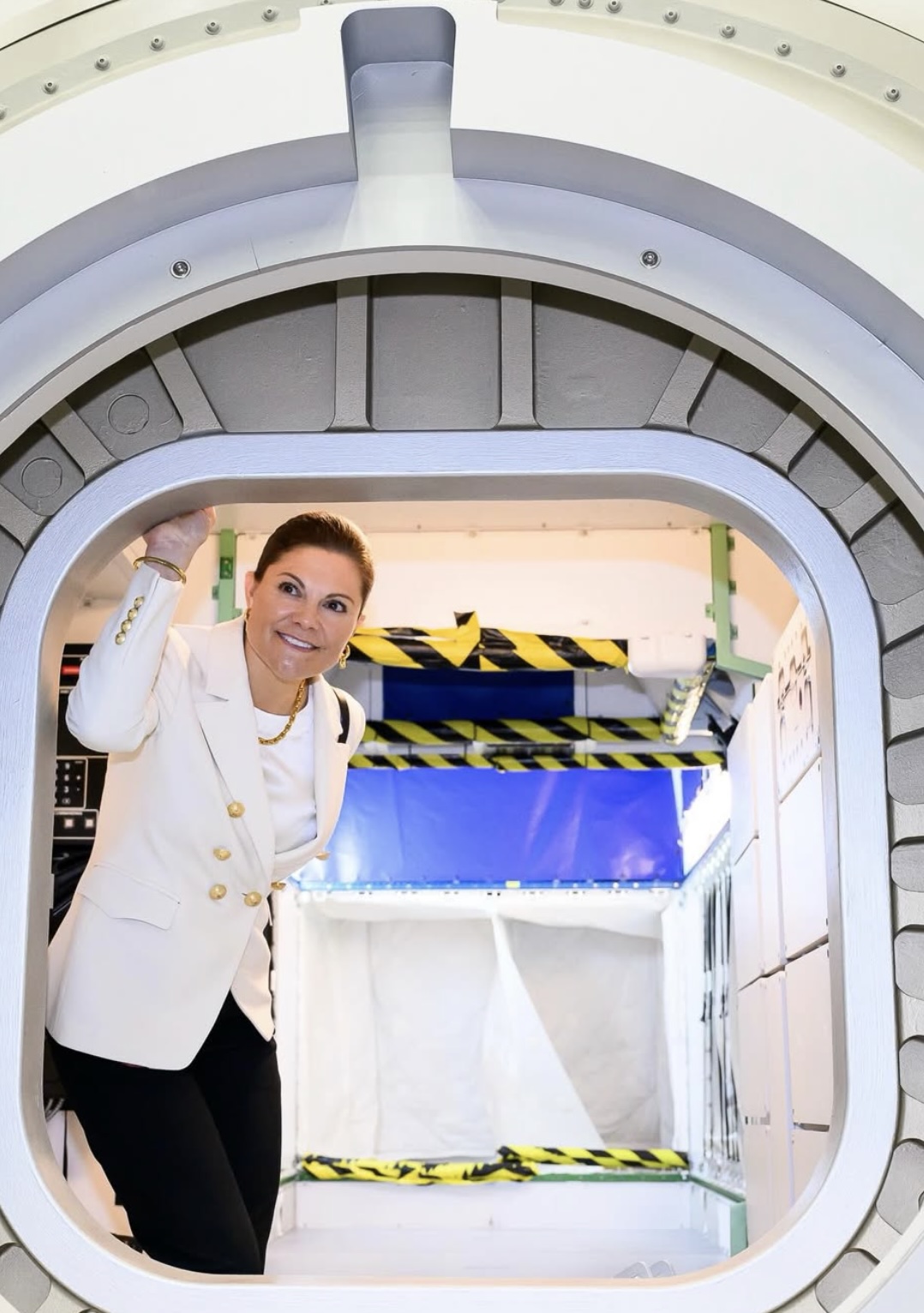 Kronprinsessen inne i en romkapselmodell