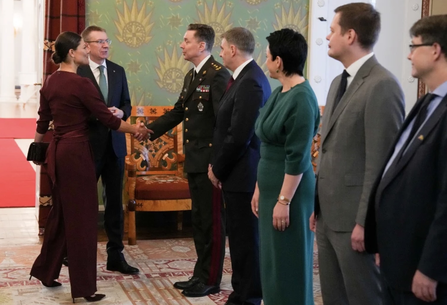 Kronprinsesse Victoria hilser på delegasjonen