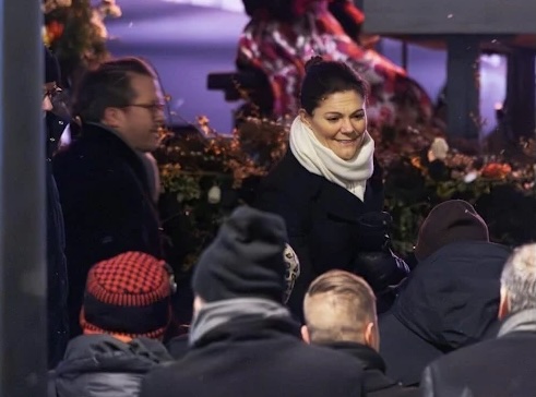 Kronprinsesse Victoria og prins Daniel deltok på minneseremoni i Örebro
