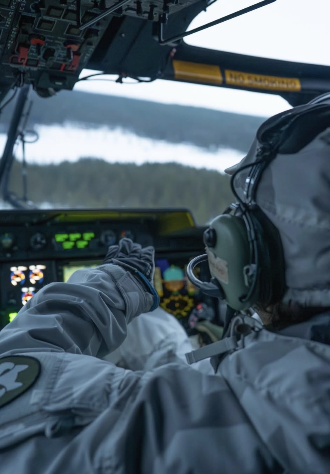 Utsikt fra cockpit over snøkledd landskap
