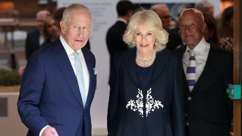 Kong Charles og dronning Camilla ankommer mottakelsen