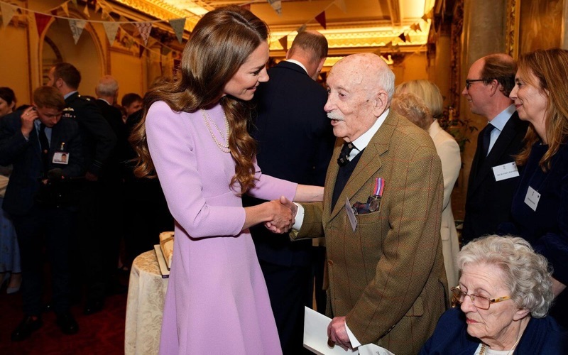 Prinsesse Catherine hilser på en gjest