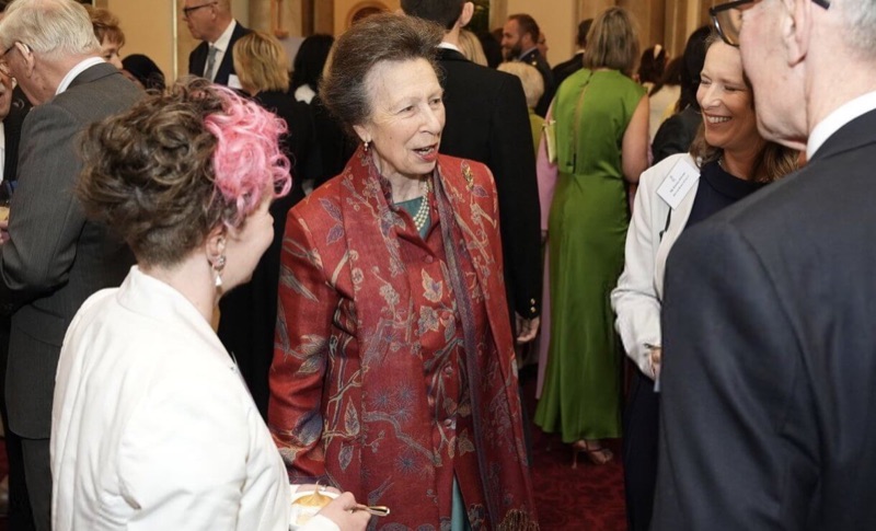 Prinsesse Anne i samtale med gjester