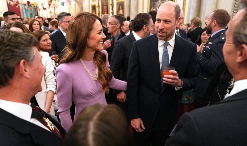 Prins William og prinsesse Catherine i samtale med gjester