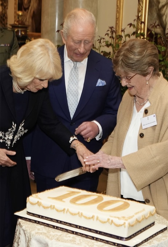 Kong Charles og dronning Camilla kutter 100-årskaken