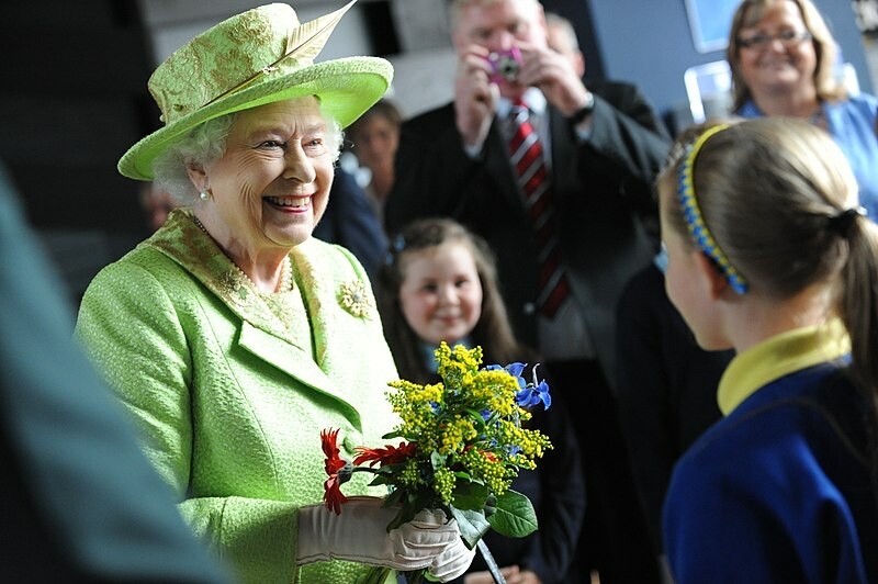 Dronning Elizabeth II mottar blomster