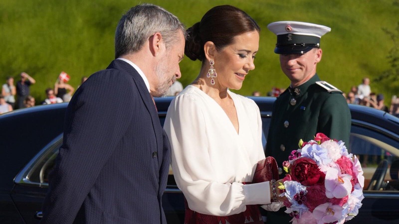 Kongeparet ankommer ARoS, dronning Mary mottar en blomsterbukett