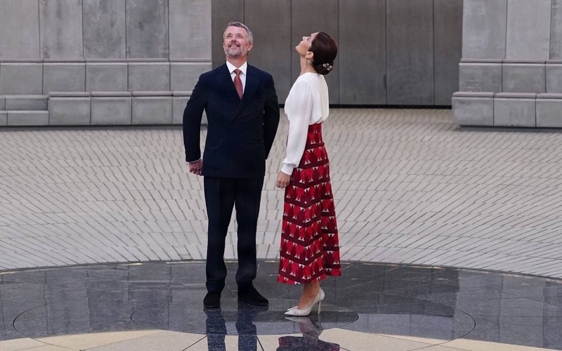 Kong Frederik og dronning Mary ser opp mot åpningen i kuppelen