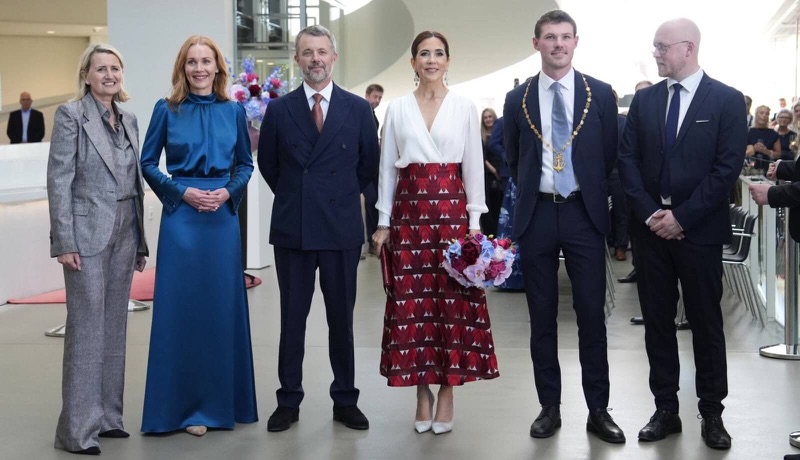 Kongeparet sammen med representanter for museet og byen