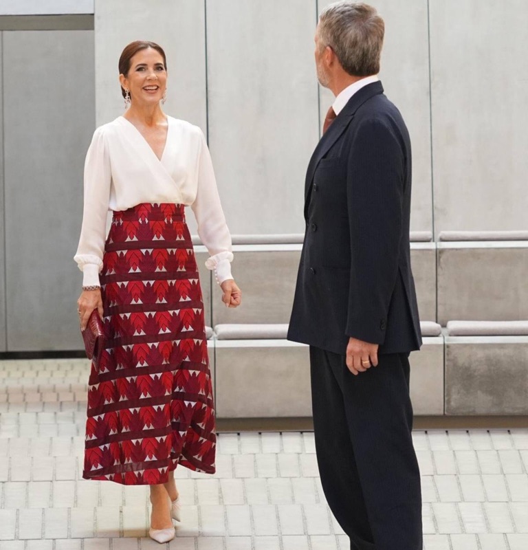 Kong Frederik og dronning Mary i samtale