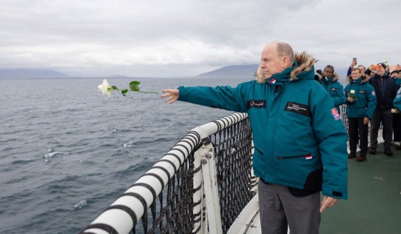 Fyrst Albert kaster en hvit rose på havet