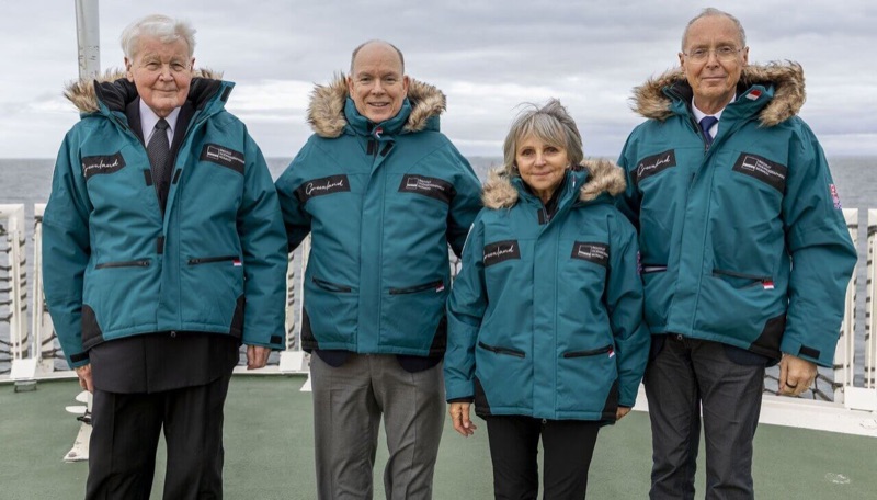 Fyrst Albert sammen med Islands tidligere president og andre deltakere