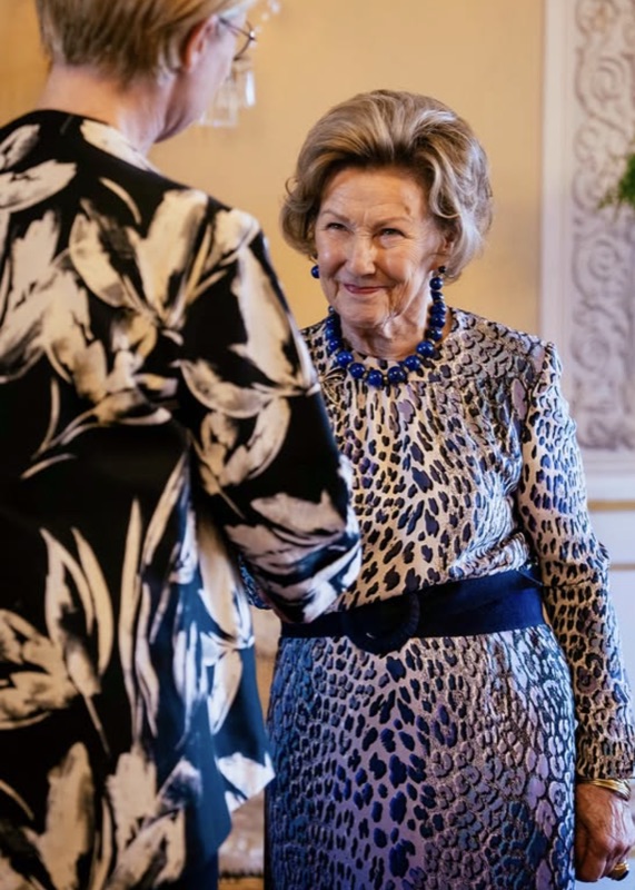 Dronning Sonja i samtale med en gjest