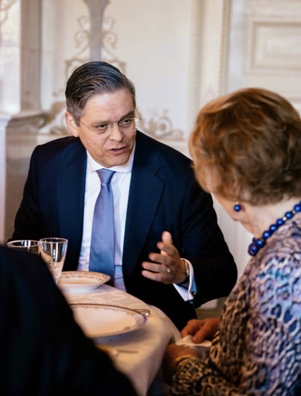 Chiles ambassadør i samtale med dronning Sonja