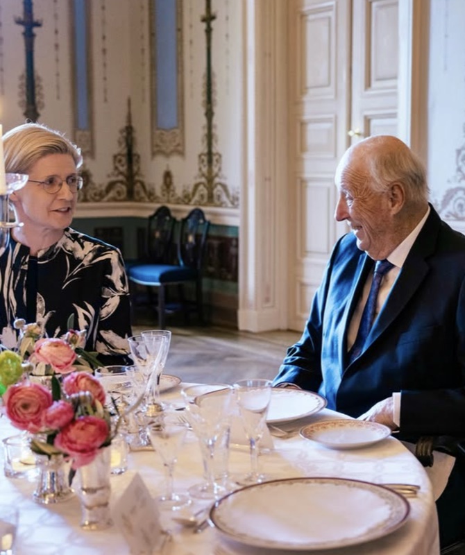 Kong Harald i samtale med Polens ambassadør