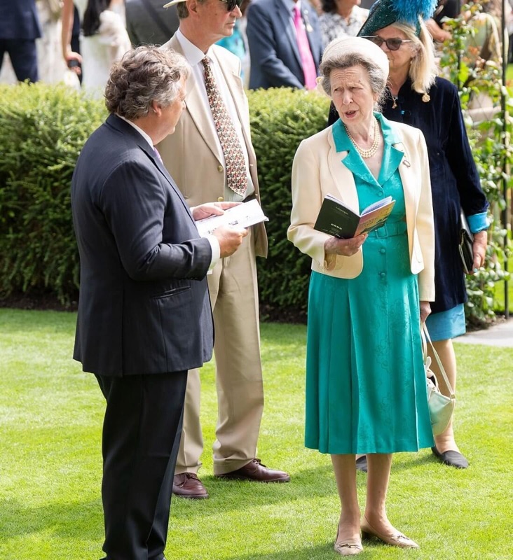 Prinsesse Anne i samtale med løpsprogrammet i hånden