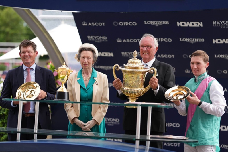 Prinsesse Anne under premieutdelingen med vinnerne av King George VI and Queen Elizabeth Stakes
