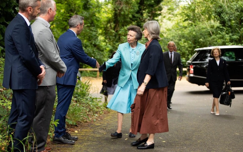 Prinsesse Anne hilser på vertskapet