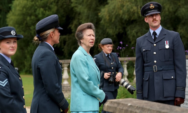 Prinsesse Anne planter et barlindtre med spade
