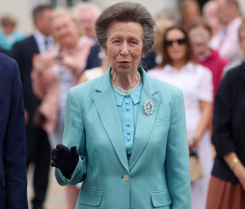 Nærbilde av prinsesse Anne med perlekjede og brosje