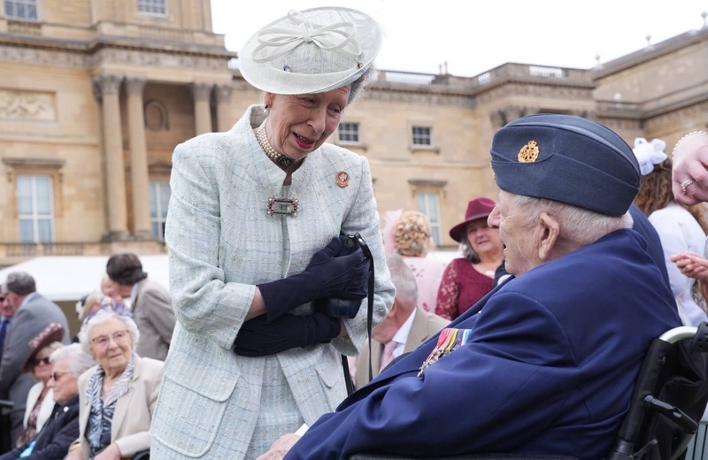 Prinsesse Anne i samtale med en RAF-veteran