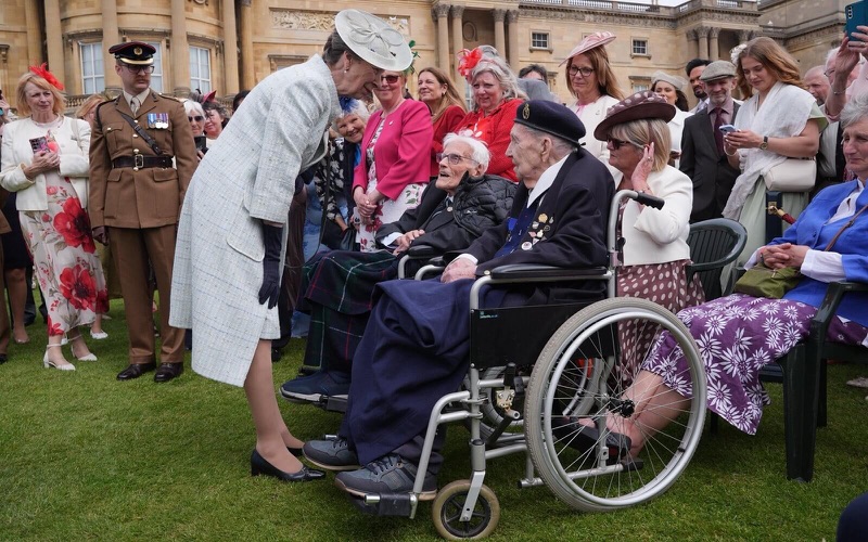 Prinsessen hilser på veteraner