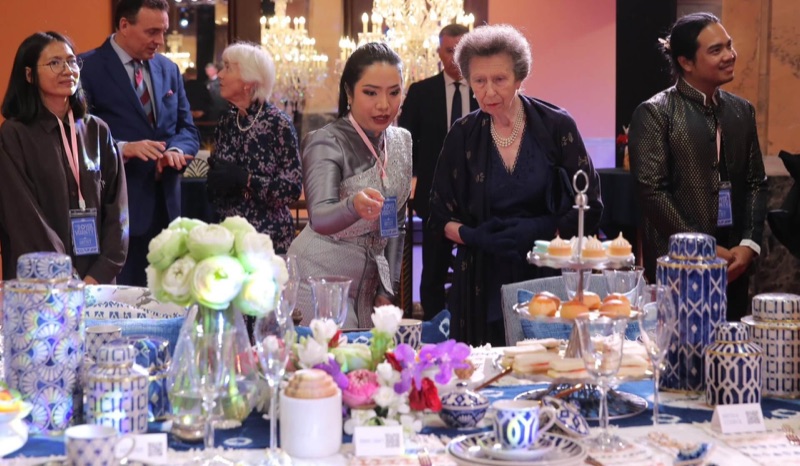 Prinsesse Anne ser på et dekket bord