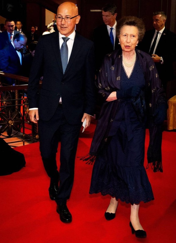 Prinsesse Anne ankommer teateret