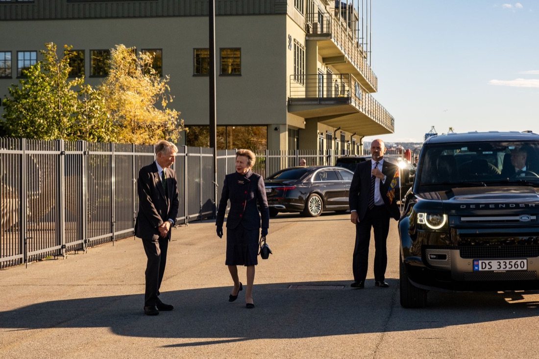 Prinsesse Anne går fra bilen mot Normandieplassen i Oslo havn