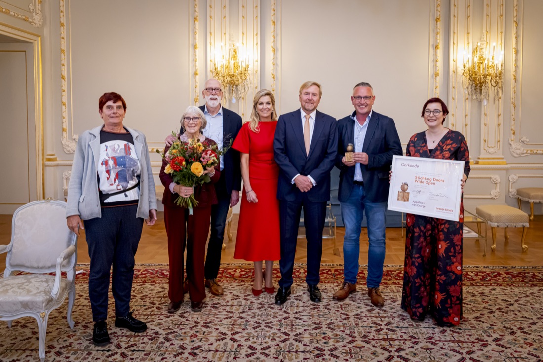Representanter for Stichting Doors Wide Open med dronning Máxima og kong Willem-Alexander, med diplom og statuett