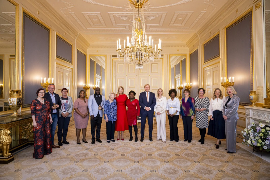 Gruppebilde i en sal på Paleis Noordeinde med kongeparet, prinsesse Beatrix og alle vinnerne