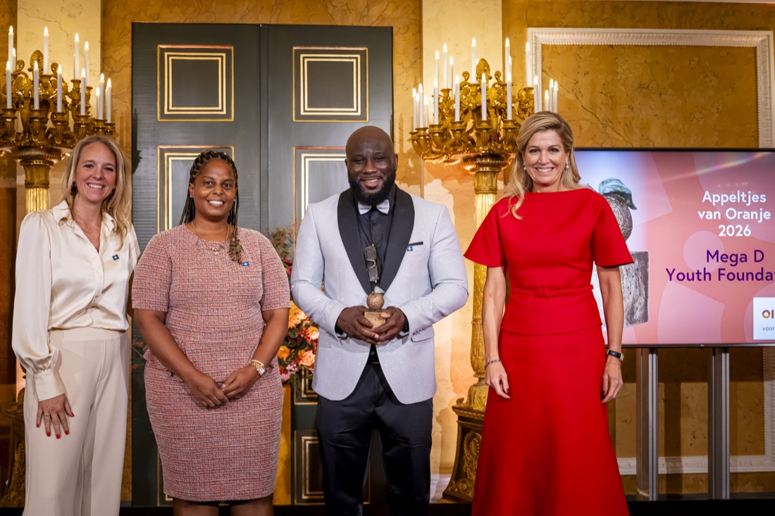 Representanter for Mega D Youth Foundation fra Sint Eustatius sammen med dronning Máxima
