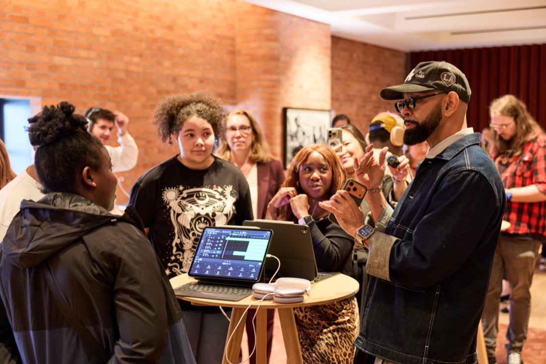 Prophet Guillory fra Apple Music snakker med deltakerne i Creative Labs