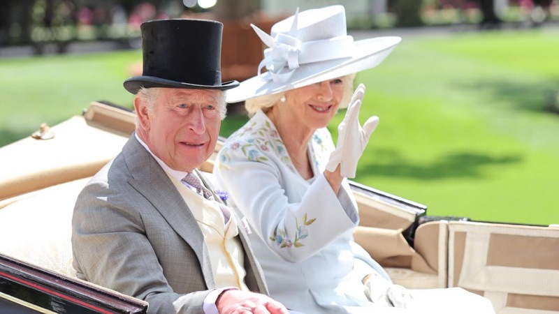 Kongefamilien på første dag av Royal Ascot