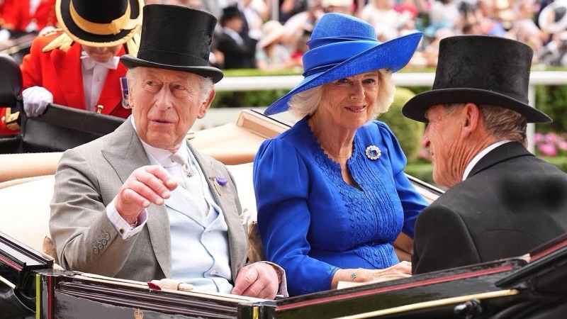 Kong Charles og dronning Camilla på siste dag av Royal Ascot