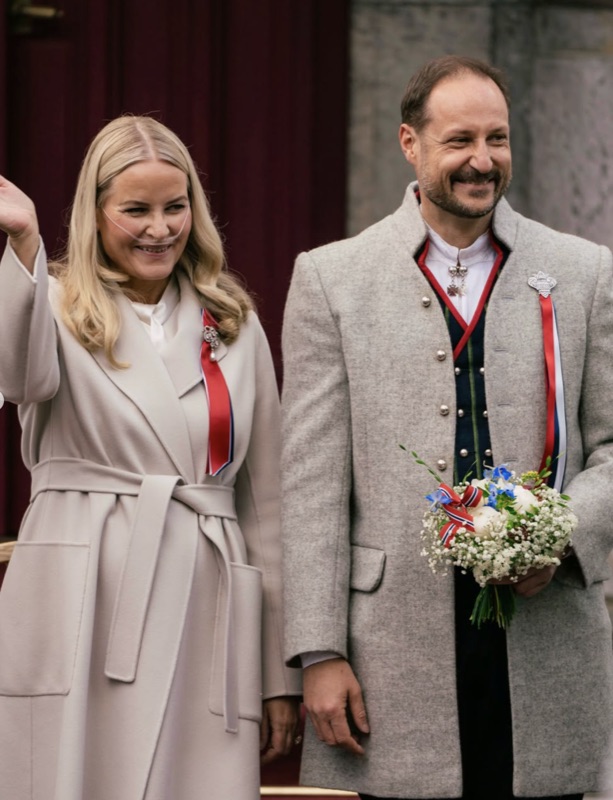 Kronprinsparet hilser fra Skaugum