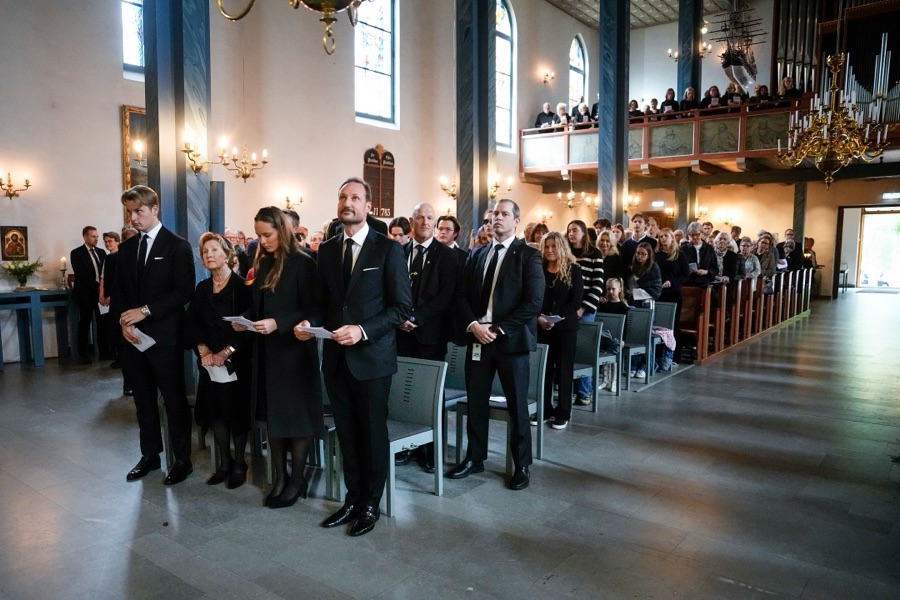 Kongefamilien står fremst i en fullsatt Asker kirke, med menighet i benkene og kor på galleriet