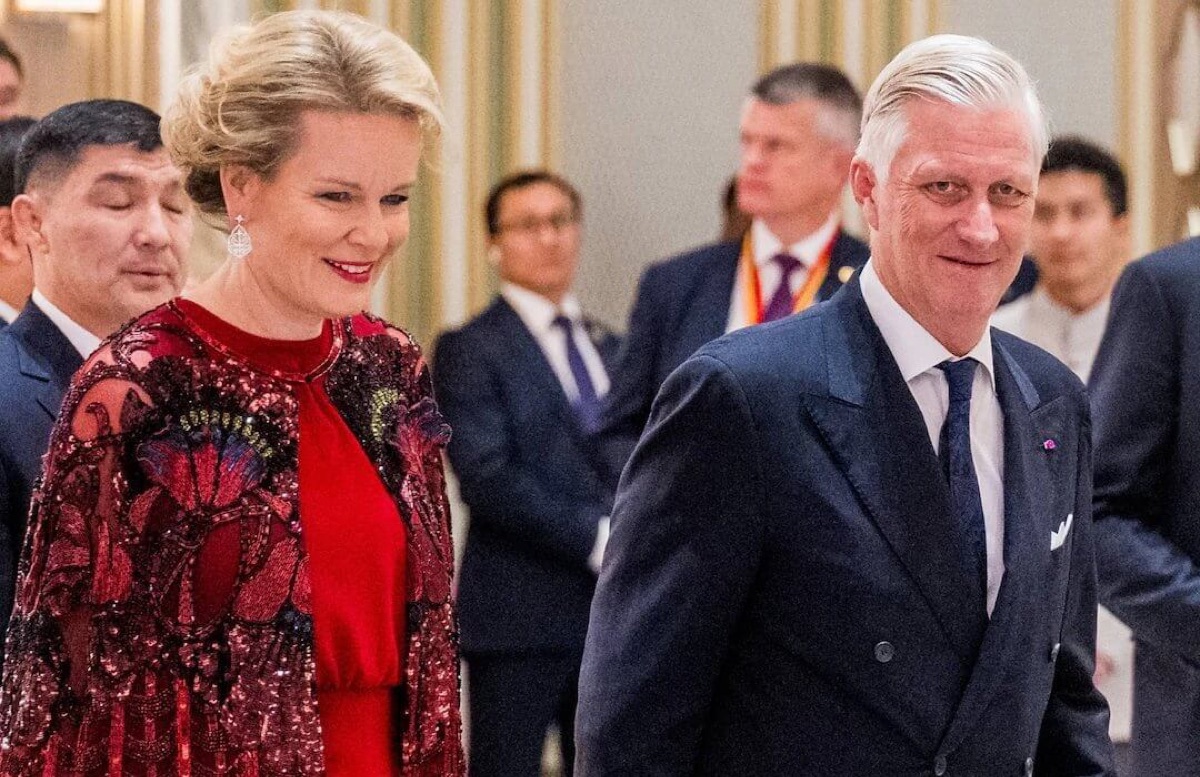King Philippe and Queen Mathilde walking through the hall among the guests on their way to the state dinner