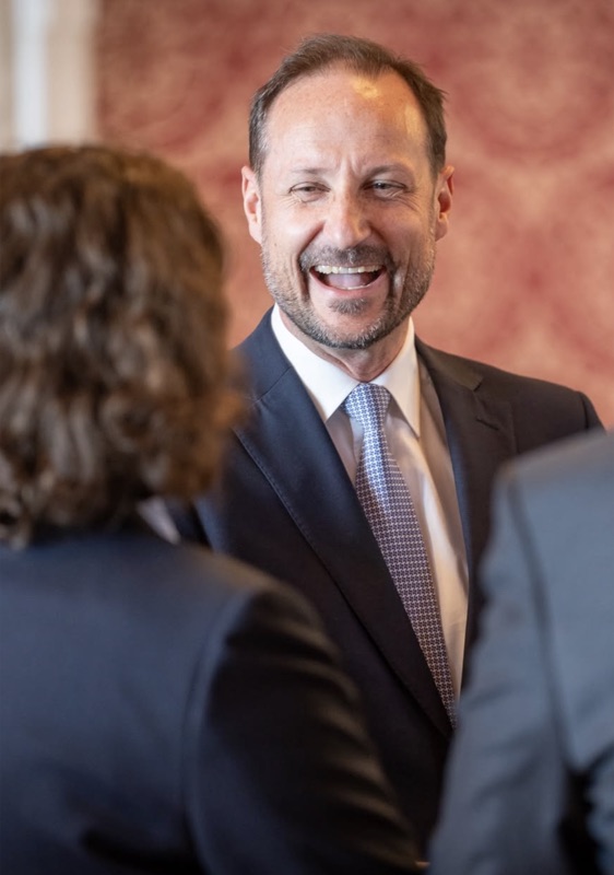 Kronprins Haakon i hyggelig samtale