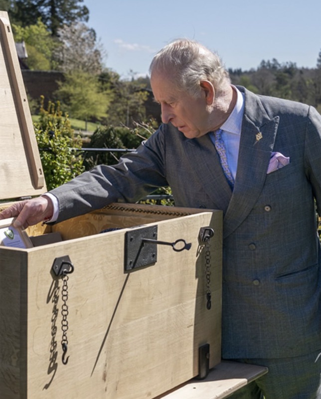 Kong Charles ved tidskapselen