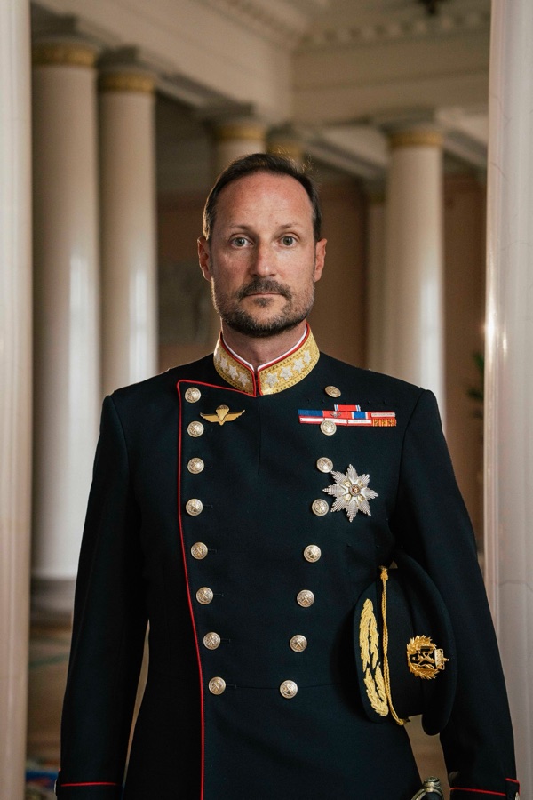 Det første offisielle portrettet av kong Haakon VIII i gallauniform