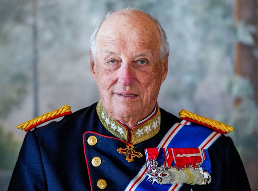 Kong Haralds båre flyttes til Slottskapellet i dag