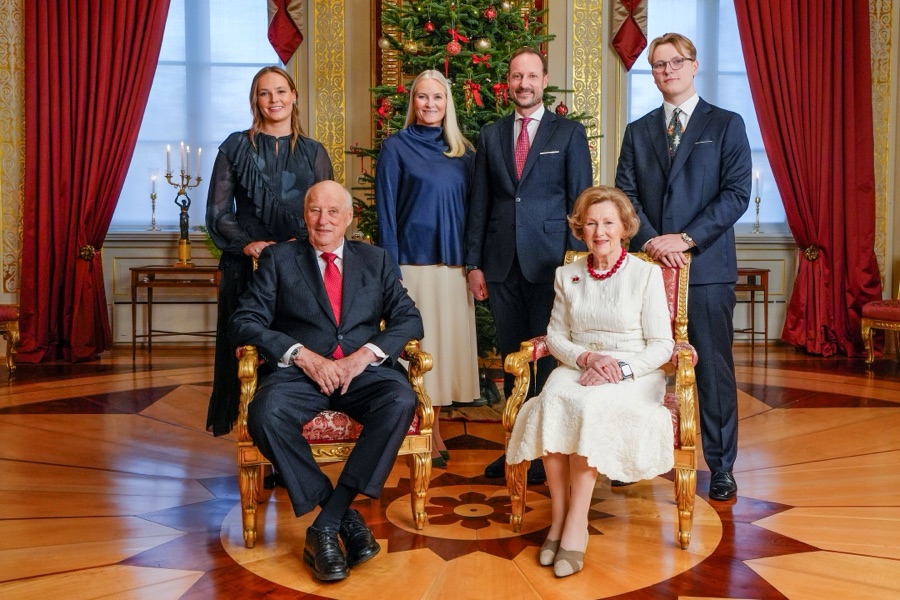 Kongefamilien samlet i Røde salong på Slottet under julefotograferingen i 2025